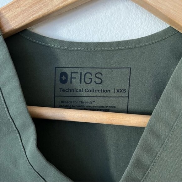 Figs olive green V neck scub top with front pocket size XXS - Picture 2 of 8
